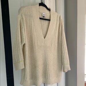 Chic Cream V-Neck Sweater with Textured Knit